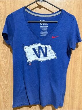 Nike Women’s Royal Blue V-Neck Cubs 'W' Flag Tee
